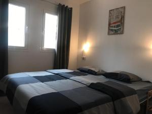 sypialnia z dużym łóżkiem i 2 oknami w obiekcie Nice and sunny apartment w Corralejo +17 zdjęć