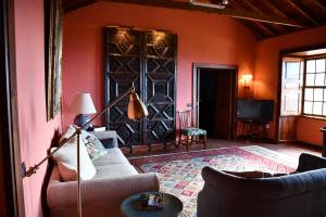 ein Wohnzimmer mit Sofa und Fernseher in der Unterkunft Haciendas del Valle-Montemayor in Las Toscas