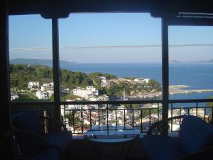 una vista sull'oceano da una camera d'albergo di Captain George's Apartments a Patitiri