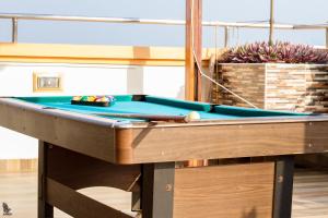 PLUS 33 HOTEL tesisinde bir bilardo masası