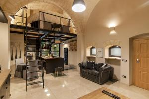 Il comprend un salon avec une mezzanine et une cuisine. dans l'établissement Cairoliapartment 2, à Bari