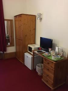 a room with a desk with a computer on it at Broomlea Guest House in Dyce