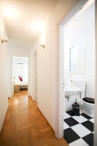 a bathroom with a black and white checkered floor at Bluscapes Home in Athens