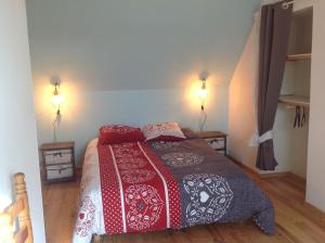 ein Schlafzimmer mit einem Bett mit zwei Lampen an der Wand in der Unterkunft les gites les trois chemins in Pavilly + 6 Fotos