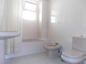 biała łazienka z toaletą i umywalką w obiekcie Apartamentos Mary w mieście Fuengirola +34 zdjęcia
