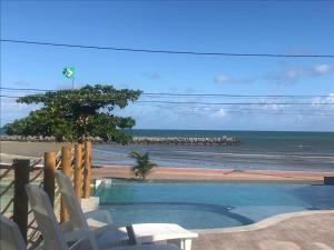 保利斯塔的住宿－Casamar Pousada，享有海滩景致的游泳池