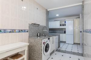 ベナルマデナにあるgran apartamento en la costaのキッチン(洗濯機、乾燥機付)