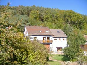Casa blanca con techo marrón en Au nid de la foret, en Boersch