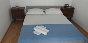 een slaapkamer met een bed met twee handdoeken erop bij Apartment Sunrise in Stomorska