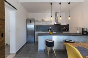 オラサックにあるHoliday Home Fridaのキッチン(ステンレス製の電化製品、テーブル付) +30枚の写真