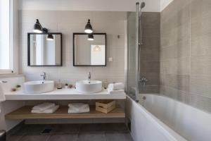 オラサックにあるHoliday Home Fridaの洗面台2つとシャワー付きのバスルーム