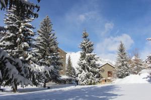 ein Haus im Schnee mit schneebedeckten Bäumen in der Unterkunft Tu Casita de Vacaciones in Aramón Cerler