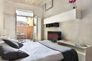 um quarto com uma cama king-size e uma lareira em Ginori em Florença