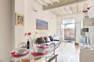 sala de estar blanca con mesa y sofá en Ginori, en Florencia