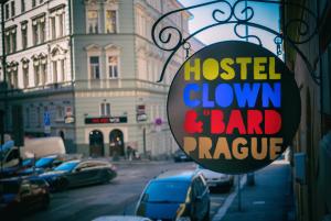 Um certificado, prémio, placa ou documento mostrado em Clown and Bard Hostel