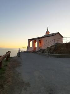 una chiesa su una collina vicino all'oceano di Fabienne a Bonassola