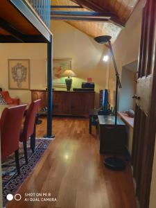 a living room with a desk and a table with a lamp at Il Castello delle Fiabe in Scandeluzza