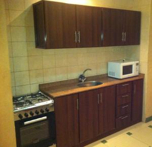 Kitchen o kitchenette sa Makarem Najd Funished Units 2