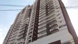 a tall building with many windows on the side of it at APTO Bras expo center 25 marco Feirinha Da Madrugada - ESPAÇO INTEIRO in Sao Paulo