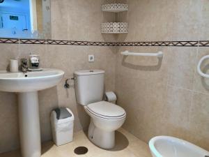 łazienka z toaletą i umywalką w obiekcie Clubrent - Apartamentos Apolo 17 w mieście Calpe