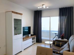 salon z kanapą i telewizorem w obiekcie Clubrent - Apartamentos Apolo 17 w mieście Calpe