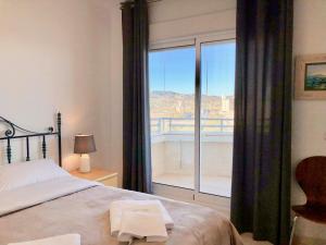 sypialnia z łóżkiem i widokiem na balkon w obiekcie Clubrent - Apartamentos Apolo 17 w mieście Calpe +27 zdjęć