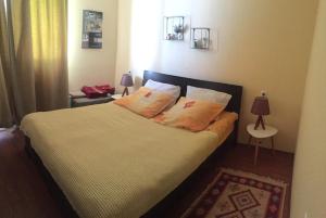 een slaapkamer met een bed met witte lakens en kussens bij Golden Mount View Apartment in Goedaoeri