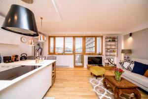 Η κουζίνα ή μικρή κουζίνα στο Golden Apartment with Air Condition by Your Freedom