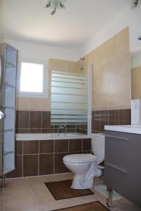 La salle de bains est pourvue de toilettes, d'une baignoire et d'un lavabo. dans l'établissement 926 Chemin de Saint-Antoine, à Violès