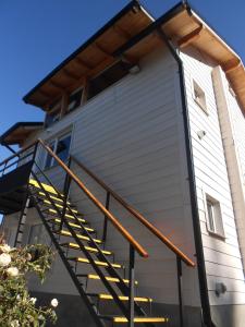 Una casa con escaleras en el costado. en Las Agustinas DAT en San Carlos de Bariloche