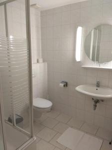 大卡爾巴赫的住宿－Winzergarten Hotel-Restaurant，白色的浴室设有卫生间和水槽。