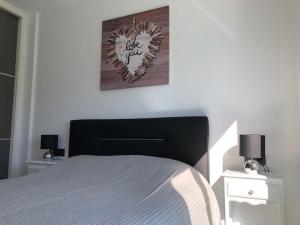 En eller flere senge i et værelse på Penthouse 86 LA ZENIA boulevard + 12 billeder