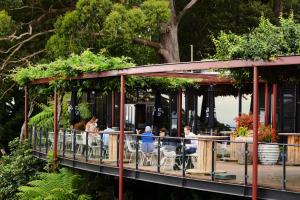 KurrajongMountain Sojourn - Tranquil Kurrajong Getaway的一群人坐在餐馆里