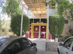 Η πρόσοψη ή η είσοδος του Qurum Beach Hotel