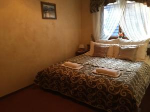 Postel nebo postele na pokoji v ubytování Hotel Dwór Karolówka