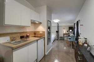 una cucina con un lavello e un piano di lavoro di STUDIO LE CHOUETTE a Digione Altre 16 foto