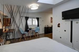 Schlafzimmer mit einem Bett, einem Tisch und Stühlen in der Unterkunft STUDIO LE CHOUETTE in Dijon