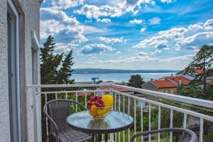 - une table avec un bol de fruits sur le balcon dans l'établissement Apartments Sabina - 100m from sea, à Crikvenica