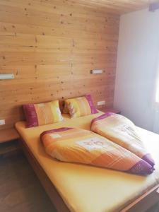 מיטה או מיטות בחדר ב-Ködnitzhof