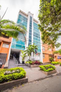 ein Gebäude mit einer Treppe davor in der Unterkunft Hotel Suite Comfort in Medellín