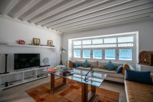 a living room with a couch and a table at La Maison De L'artiste in Sidi Bou Saïd