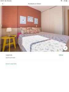 - une chambre avec un lit et une table jaune dans l'établissement Amora Três, à São Paulo