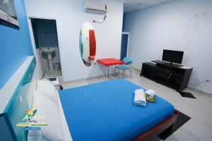 Habitación hospitalaria con cama y silla en Hotel Marques Amazonico en Nueva Loja