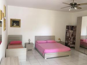 Giường trong phòng chung tại Punta Prosciutto apartments to rent