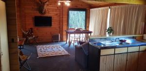 eine Küche mit einem Waschbecken und einem Tisch in einer Hütte in der Unterkunft Lakeview Cottage in Lake Tekapo