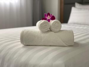 Postel nebo postele na pokoji v ubytování Royal Dragon Boutique Hotel Tan Binh