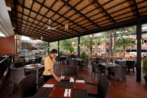 Restaurace v ubytování Kata Sea Breeze Resort - SHA Plus