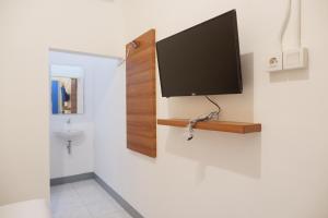 TV a/nebo společenská místnost v ubytování Kokonut Guesthouse