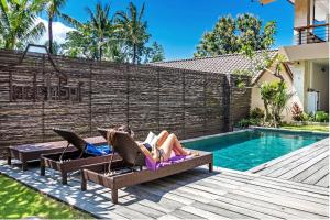 Bazén v ubytování Indah Bali Guesthouse nebo v jeho okolí