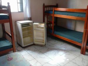سرير بطابقين أو أسرّة بطابقين في غرفة في CHACARA NOSSA SENHORA DAS DORES